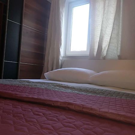Apartman Brzovic Оміш Екстер'єр фото