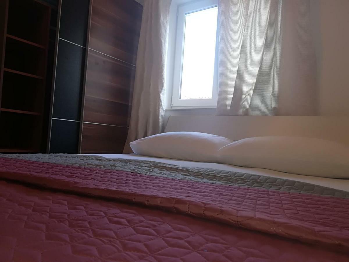 Apartman Brzovic Оміш Екстер'єр фото