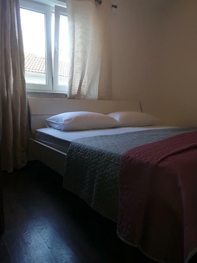 Apartman Brzovic Оміш Екстер'єр фото